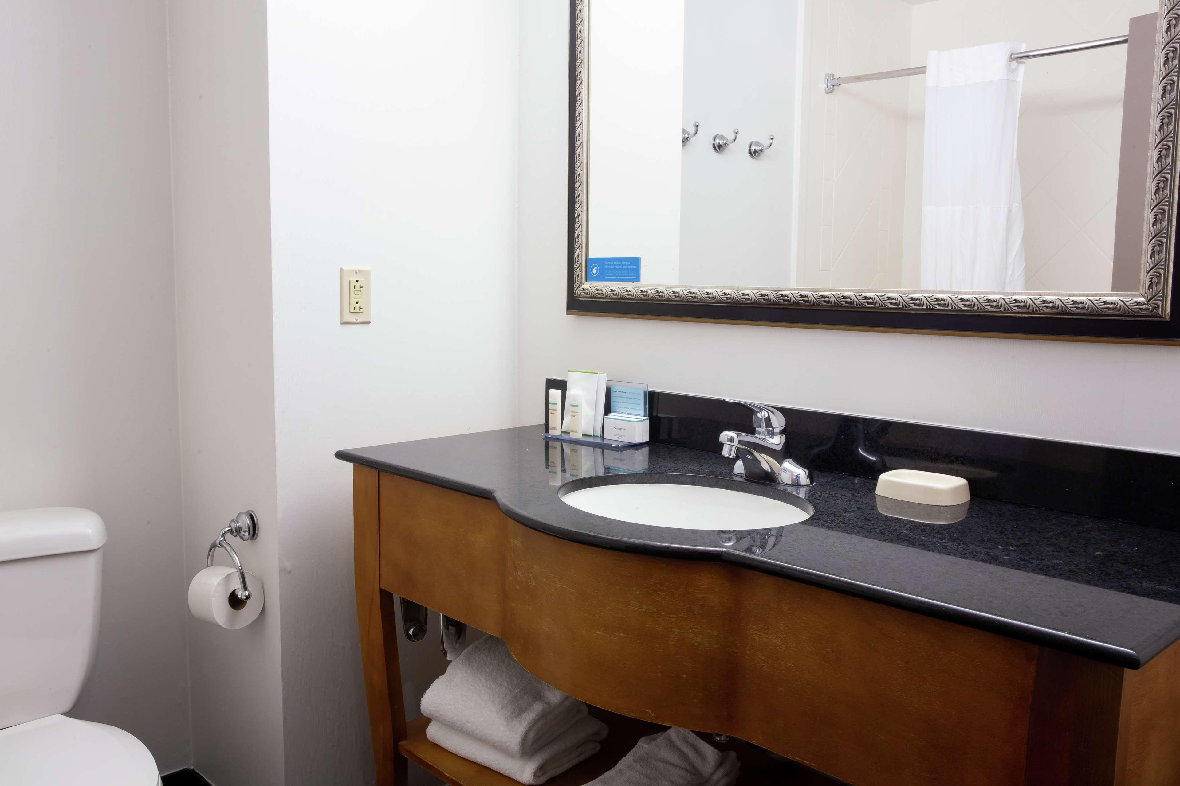 Hampton Inn & Suites Chesapeake-Square Mall Buitenkant foto